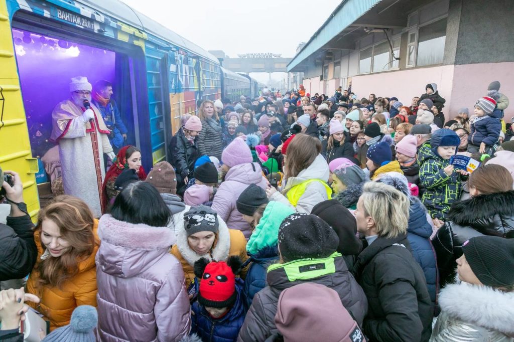 Потяг Святого Миколая доїхав до Миколаєва – подарунки отримали понад 200 дітей (ФОТО) 2