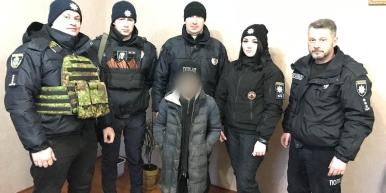 Мандрував містом: у Новому Бузі на вокзалі поліцейські розшукали зниклого малолітнього хлопчика (ФОТО)