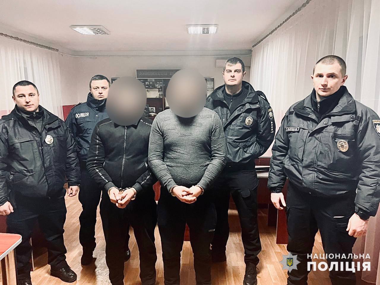 На Миколаївщині правоохоронці затримали двох зловмисників, які відібрали у чоловіка 40 л дизпалива 15