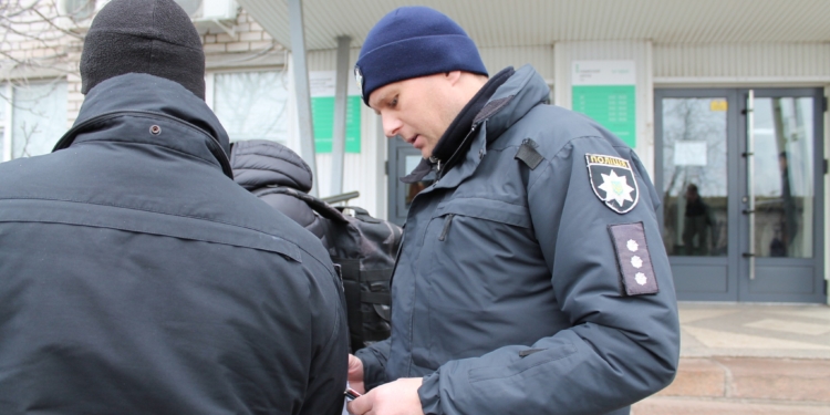 В Миколаєві чоловік хотів швидко скласти екзамен на знання ПДР. Але не склав – виявилось, що він у розшуку (ФОТО)