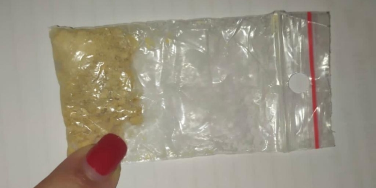 В Одесі 22-річна жителька Миколаївщини продавала психотропи на порозі торгового центру (ФОТО)