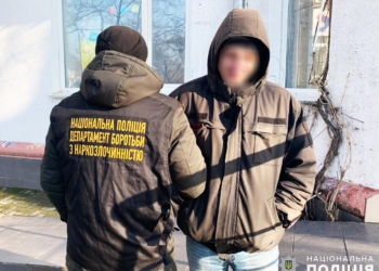 В Миколаєві оперативники поліції вилучили у місцевого мешканця пакетики з наркотичною речовиною (ФОТО)