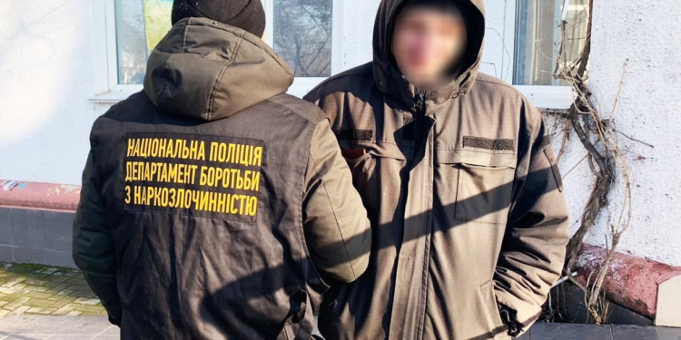 В Миколаєві оперативники поліції вилучили у місцевого мешканця пакетики з наркотичною речовиною (ФОТО)