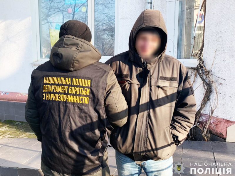 В Миколаєві оперативники поліції вилучили у місцевого мешканця пакетики з наркотичною речовиною (ФОТО)