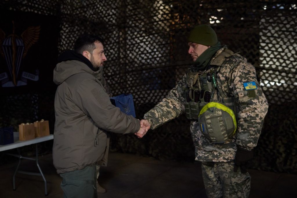 У День ЗСУ Зеленський зустрівся з українськими військовими на Донбасі та вручив їм державні нагороди (ФОТО) 9