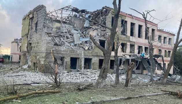 Росіяни пошкодили в Україні більше 2,6 тисяч закладів освіти, а повністю зруйнували 406