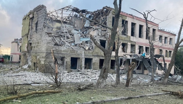 Росіяни пошкодили в Україні більше 2,6 тисяч закладів освіти, а повністю зруйнували 406