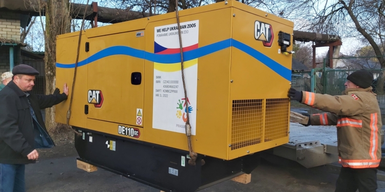 Потрібний подарунок: Миколаївський зоопарк отримав від Празького зоопарку дизель-генератор (ВІДЕО)