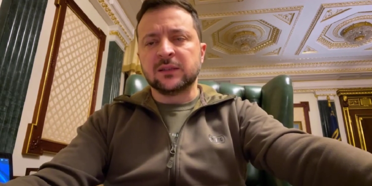 «Тримаємо позиції» – Зеленський про ситуацію на фронті, в енергетиці і на політичній арені (ВІДЕО)