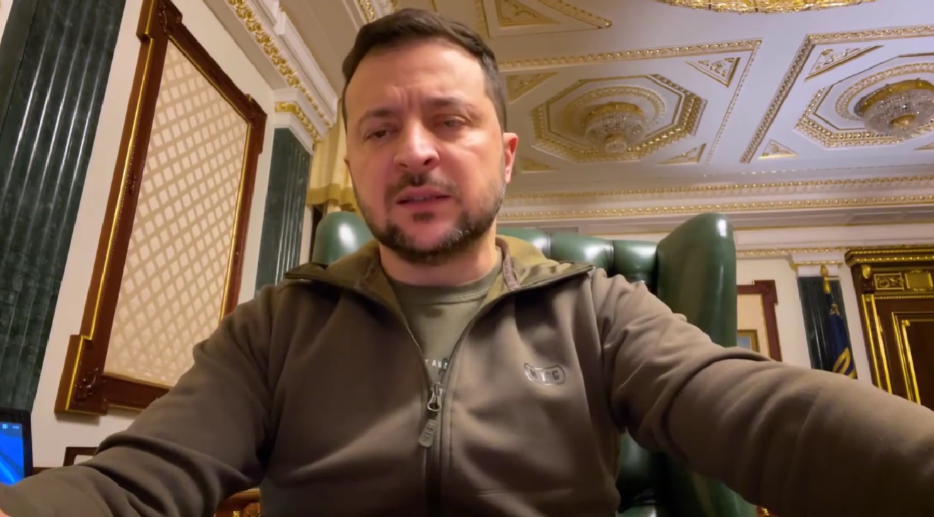 «Тримаємо позиції» – Зеленський про ситуацію на фронті, в енергетиці і на політичній арені (ВІДЕО)
