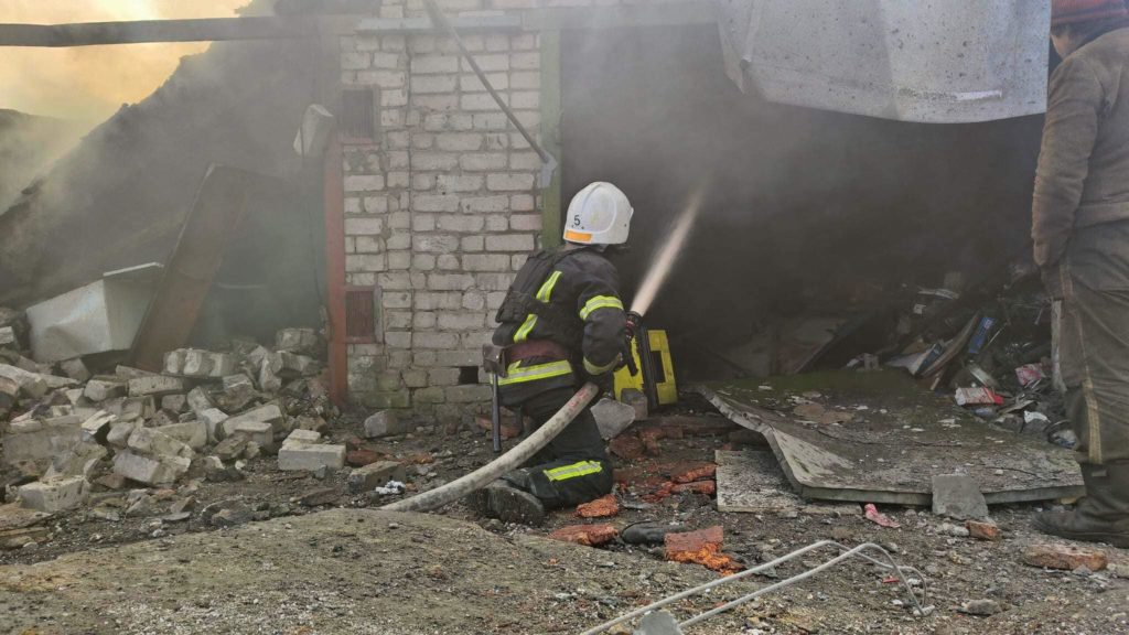 Внаслідок ракетної атаки по Миколаєву – 6 поранених, гасять пожежу на 150 кв.м (ДОДАНО ФОТО) 1