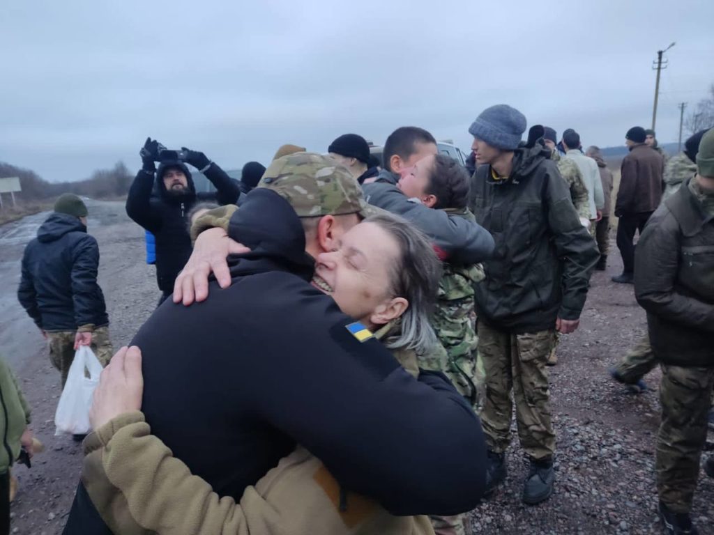 Сьогодні звільнили з полону 140 українських військовослужбовців, серед яких 8 жінок (ФОТО) 1