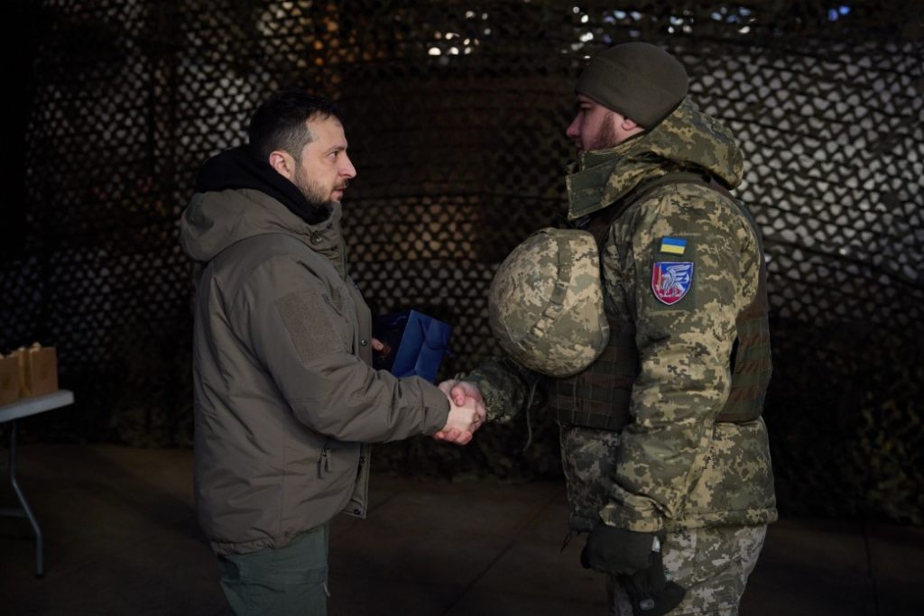 У День ЗСУ Зеленський зустрівся з українськими військовими на Донбасі та вручив їм державні нагороди (ФОТО) 12