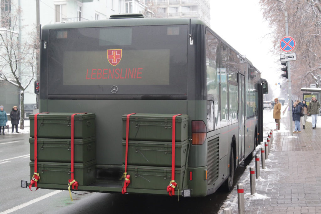 Німецькі та українські інженери та лікарі сконструювали мобільний шпиталь на базі автобуса – він вже переданий Командуванню Медичних Сил ЗСУ (ФОТО) 15