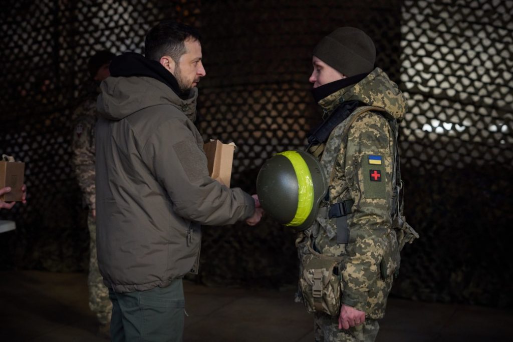 У День ЗСУ Зеленський зустрівся з українськими військовими на Донбасі та вручив їм державні нагороди (ФОТО) 13