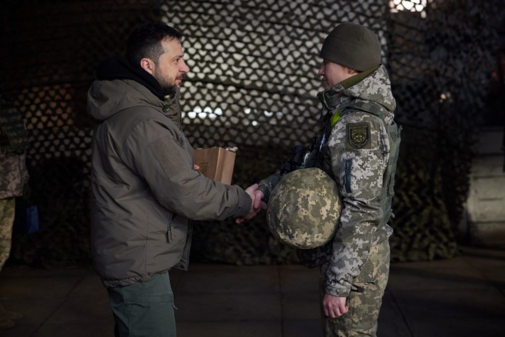 У День ЗСУ Зеленський зустрівся з українськими військовими на Донбасі та вручив їм державні нагороди (ФОТО) 15