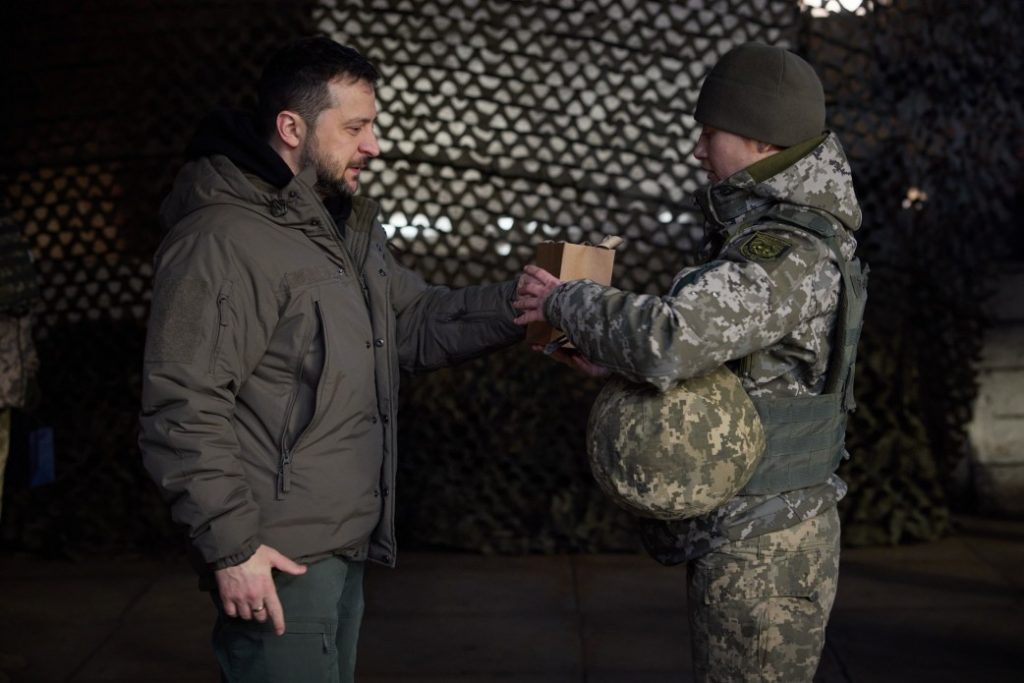 У День ЗСУ Зеленський зустрівся з українськими військовими на Донбасі та вручив їм державні нагороди (ФОТО) 17