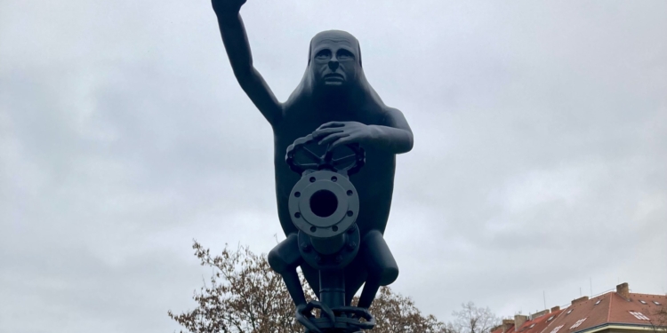 У столиці Чехії встановили скульптуру гобліна на газовій трубі з обличчям путіна – потім її продадуть, щоб зібрати гроші для України