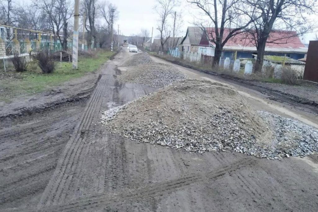 На звільнених територіях Миколаївської області вже ремонтують автошляхи (ФОТО) 19