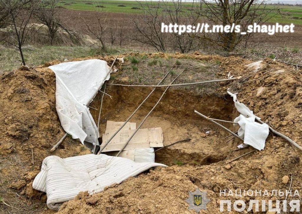 Спалена ворожа техніка, схрони зброї та заміновані лісосмуги: в поліції Миколаївщини показали, що знаходять після окупантів на звільнених територіях (ФОТО) 22