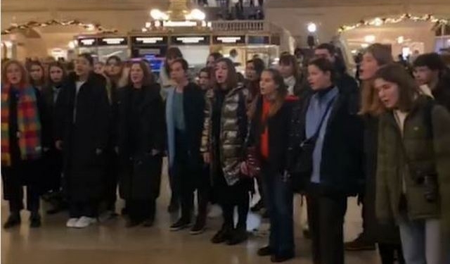 Український хор Щедрик прибув до Нью-Йорка і заспівав “Щедрика” просто на вокзалі (ВІДЕО)