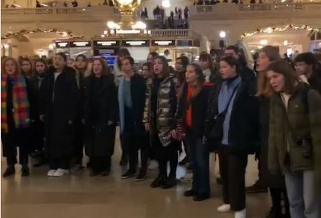 Український хор Щедрик прибув до Нью-Йорка і заспівав "Щедрика" просто на вокзалі (ВІДЕО) 1