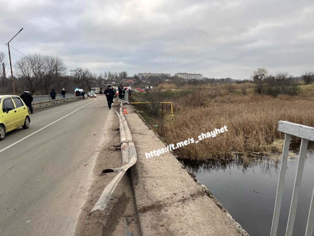 На Миколаївщині - смертельна ДТП: авто з трьома дорослими та двома дітьми впало в річку, всі загинули (ФОТО) 3