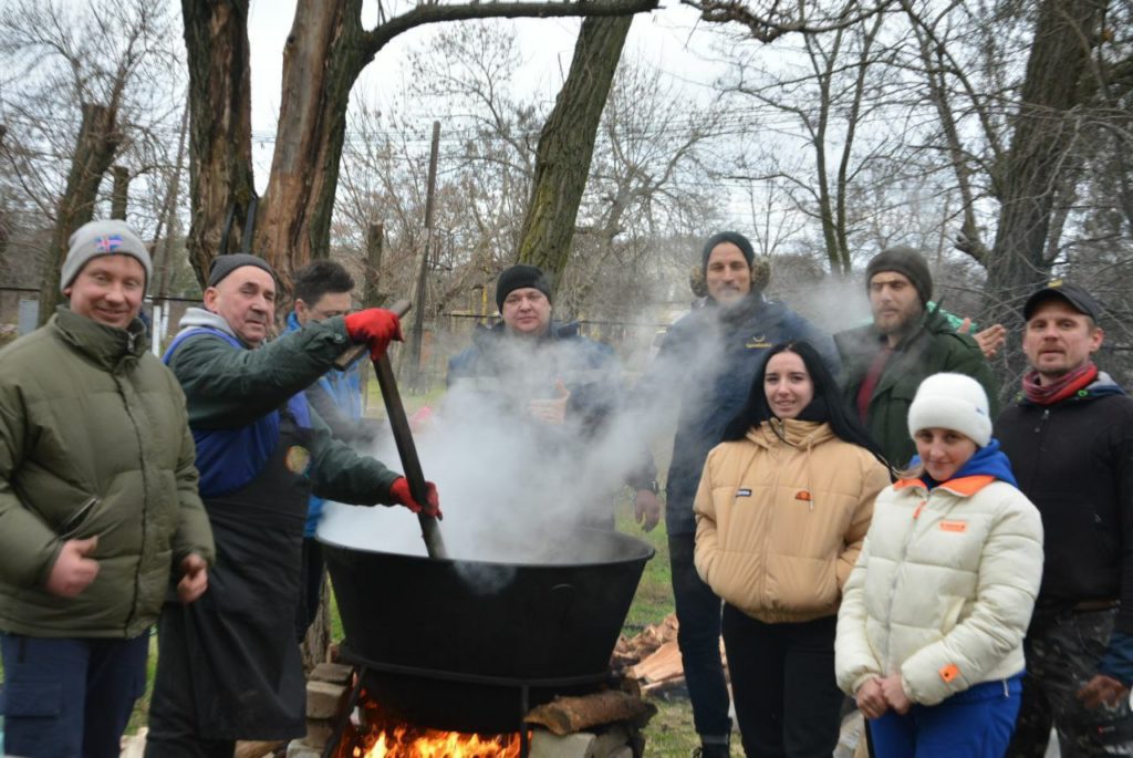 До 30 грудня в Снігурівці БФ «К-12» готуватиме безкоштовні обіди (ФОТО) 3