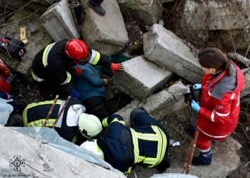 В Миколаєві чоловік впав між бетонними плитами та застряг – витягли рятувальники (ФОТО)