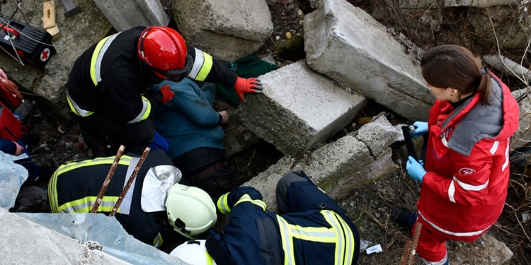 В Миколаєві чоловік впав між бетонними плитами та застряг – витягли рятувальники (ФОТО)