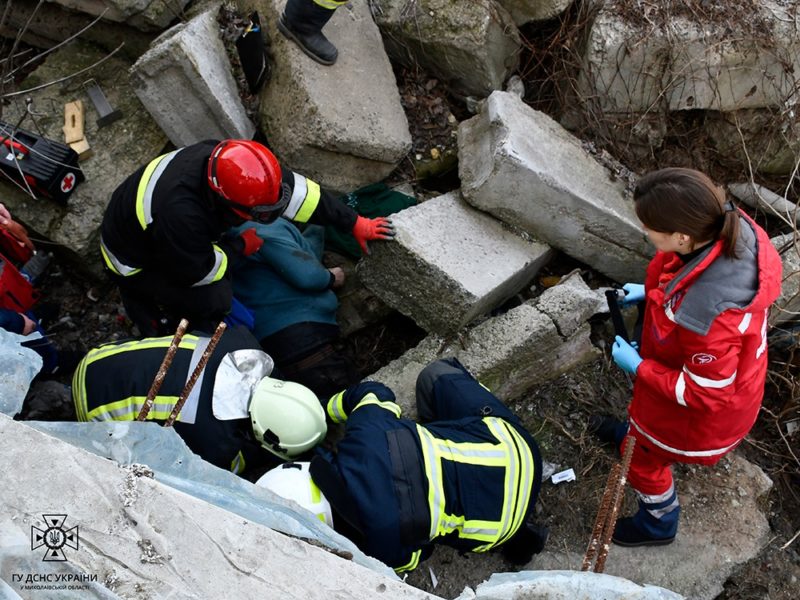 В Миколаєві чоловік впав між бетонними плитами та застряг – витягли рятувальники (ФОТО)