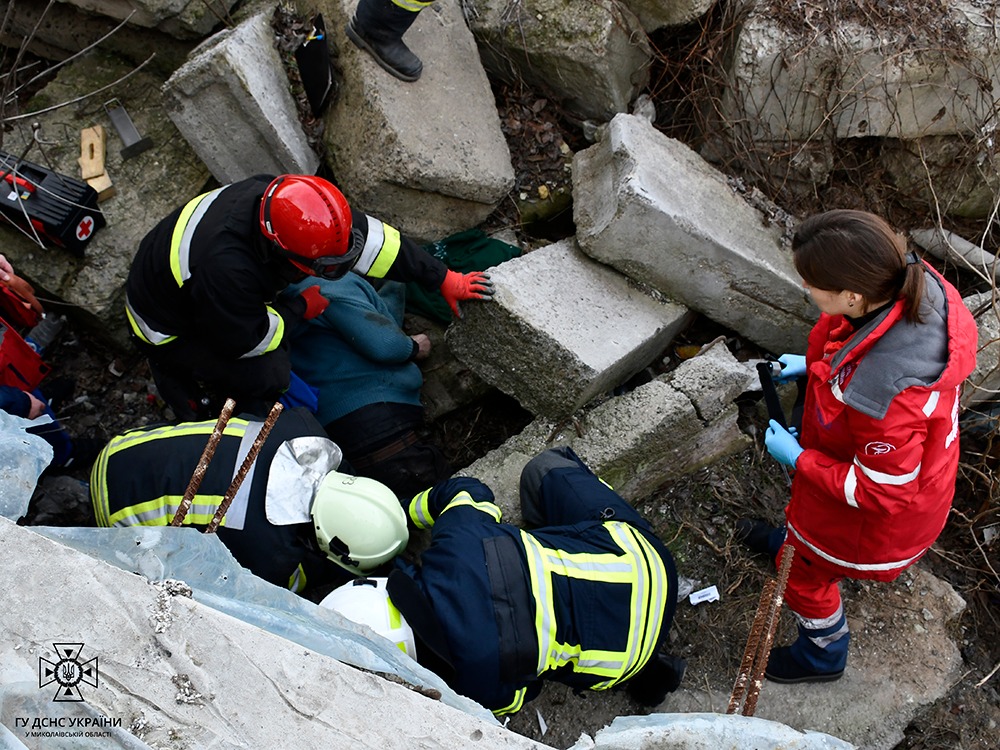 В Миколаєві чоловік впав між бетонними плитами та застряг – витягли рятувальники (ФОТО) 3