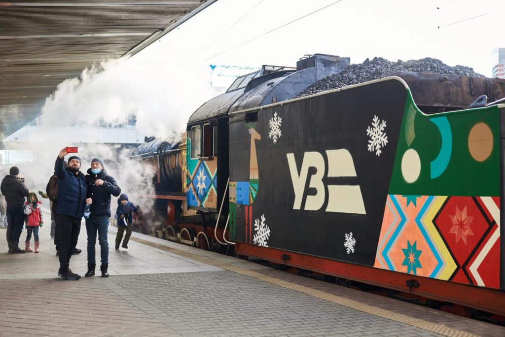 На різдвяно-новорічні свята Укрзалізниця призначає казковий ретро-поїзд на паровозній тязі (ФОТО) 3
