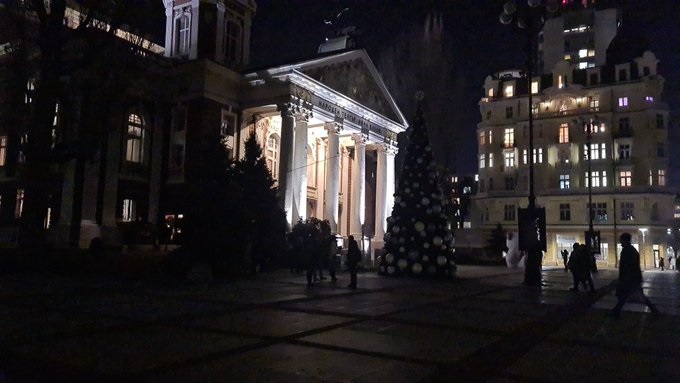 LightUpUkraine: на знак солідарності з Україною вимкнули на час від освітлення будівлю ЄК, головну ялинку Болгарії на Чернінський палац у Чехії (ФОТО) 3