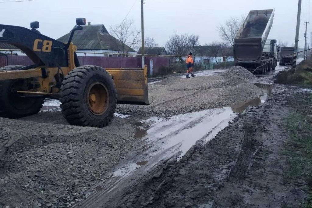 На звільнених територіях Миколаївської області вже ремонтують автошляхи (ФОТО) 3