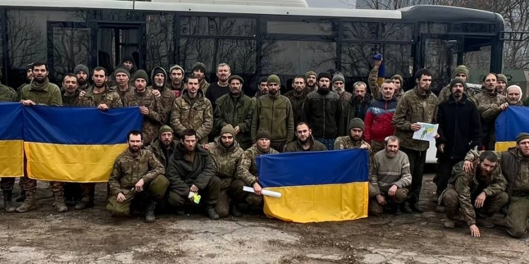 Сьогодні звільнили з полону 140 українських військовослужбовців, серед яких 8 жінок (ФОТО)