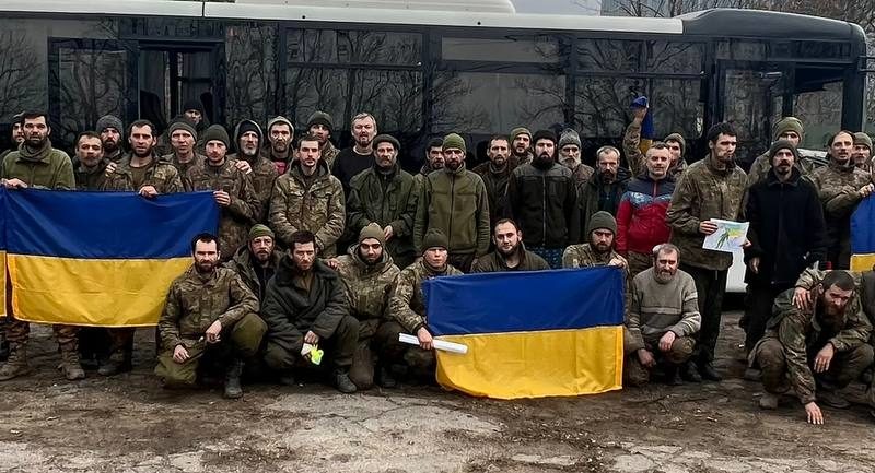 Сьогодні звільнили з полону 140 українських військовослужбовців, серед яких 8 жінок (ФОТО)