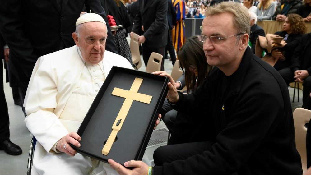 Мер Львова подарував Папі Римському хрест із осколком ракети, який був вийнятий з тіла пораненої дівчинки (ФОТО) 5