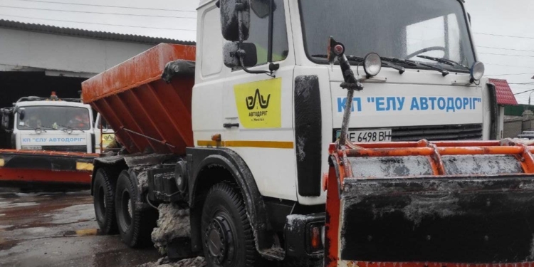 З вечора в Миколаєві дорожники використали 1,8 тон піщано-сольової суміші та 7,5 тон солі (ФОТО)