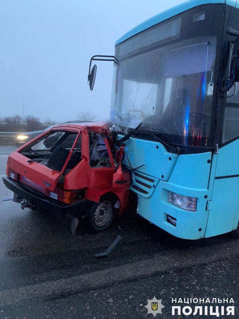 На Миколаївщині внаслідок зіткнення легковика та автобуса з пасажирами травмовані 5 людей (ФОТО) 3