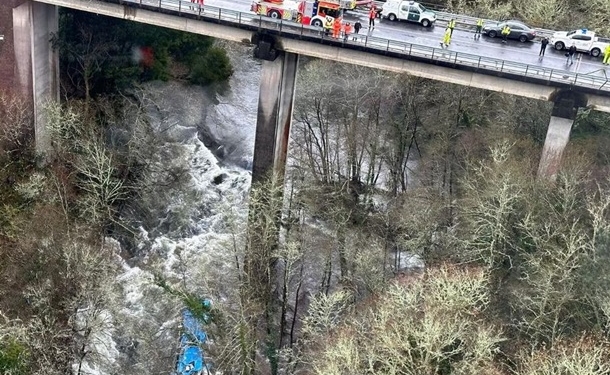 В Іспанії автобус впав у річку, загинули люди