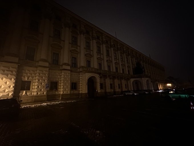 LightUpUkraine: на знак солідарності з Україною вимкнули на час від освітлення будівлю ЄК, головну ялинку Болгарії на Чернінський палац у Чехії (ФОТО) 5