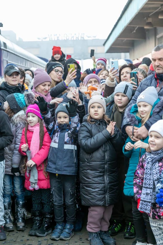 Потяг Святого Миколая доїхав до Миколаєва – подарунки отримали понад 200 дітей (ФОТО) 6