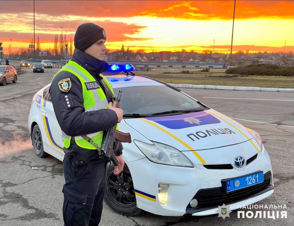 Більше 0,5 тисячі поліцейських, військовослужбовців та представників добровольчих формувань забезпечуватимуть правопорядок під час свят на Миколаївщині (ФОТО) 6