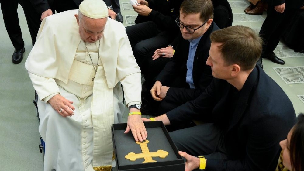 Мер Львова подарував Папі Римському хрест із осколком ракети, який був вийнятий з тіла пораненої дівчинки (ФОТО) 7