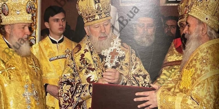 Біда. Митрополиту Питириму стало зле, через це предстоятель УПЦ МП Онуфрій вилив на себе Кров Христову з чаші. Що тепер? (ФОТО)