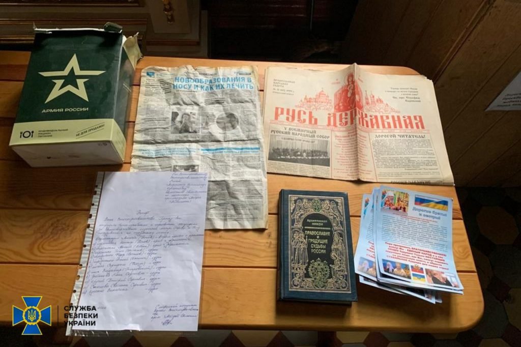 Валюта, рублі, пропаганда, окупантський сухпай - що знайшли в харківських церквах УПЦ МП (ФОТО) 3