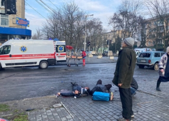 “Світ має бачити та розуміти, проти якого абсолютного зла ми воюємо”, – Зеленський прокоментував обстріл Херсона (ФОТО+)