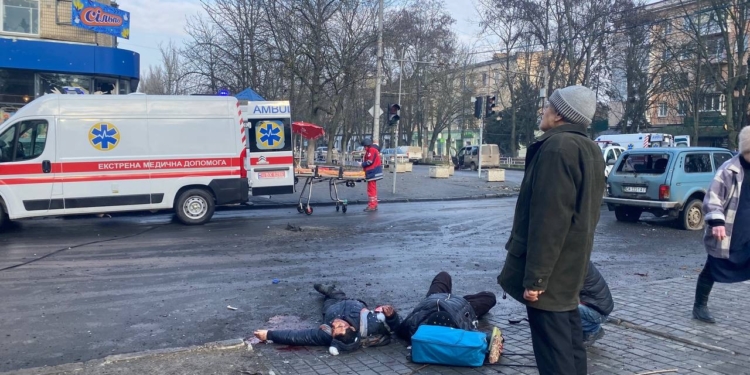 “Світ має бачити та розуміти, проти якого абсолютного зла ми воюємо”, – Зеленський прокоментував обстріл Херсона (ФОТО+)