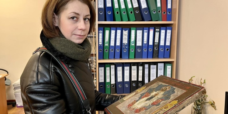 Митники передали в музей ікону «Свята Новозавітна Трійця», яку харків’янин намагався переправити в США (ФОТО)